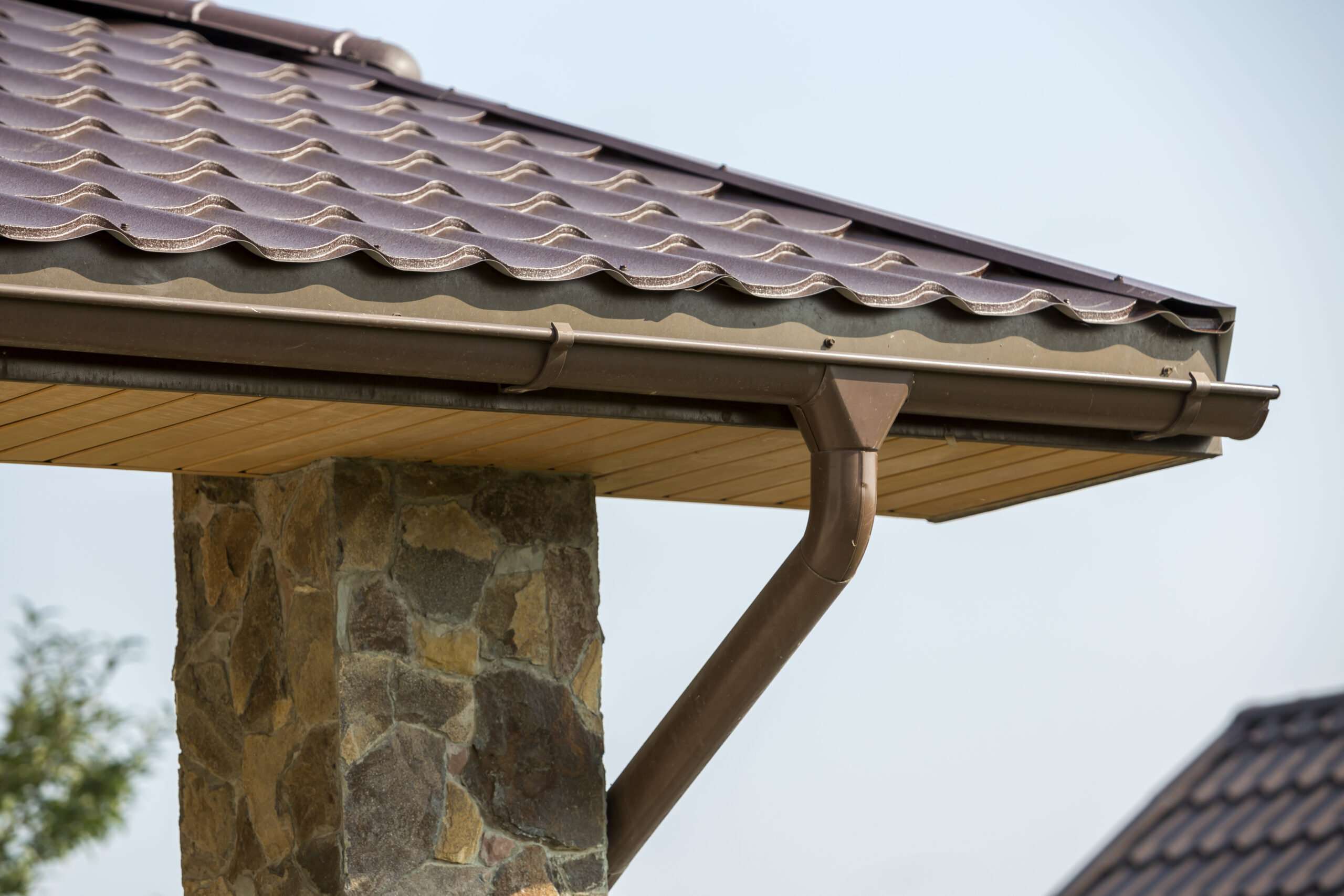 Fixing Sagging and Leaking Gutters in Byhalia, MS Home